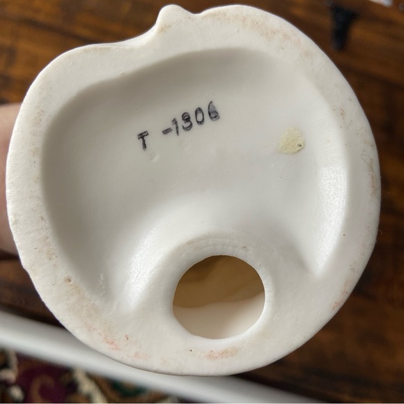 8” Vintage Porcelain Figurine of a Lady with a Fan Figurine - Picture 13 of 13